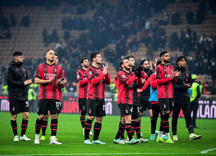Solidaarisuus San Sirolla: AC Milanin päättäväinen kannanotto rasismia vastaan Serie A:ssa.